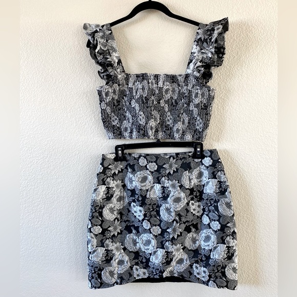 Kourt Tela Matching Skirt and Crop Top Silver Gray Black Floral Design M - Picture 3 of 15
